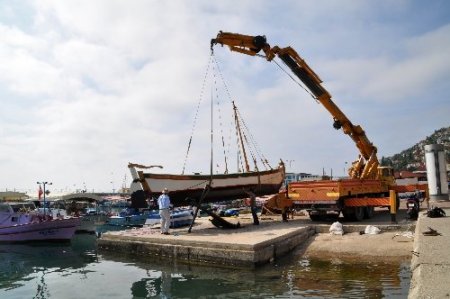 Osmanlı pazar kayığı denize indirildi
