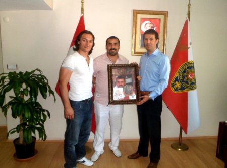 Osmanlı Ve Polis Armasını Saça Kazıdı