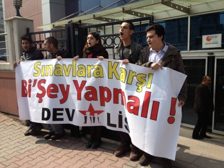 ÖSYM önünde zincirli protesto