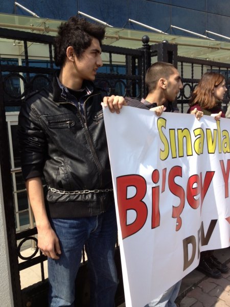 ÖSYM önünde zincirli protesto