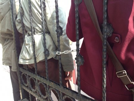 ÖSYM önünde zincirli protesto