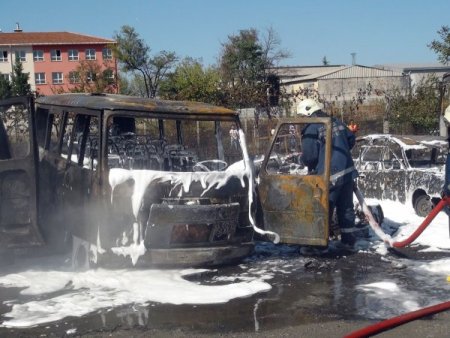 Ot Yangını 50 Araca Zarar Verdi