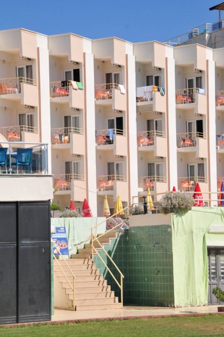 Otel Balkonundan Düşen Çocuk Hastaneye Kaldırıldı