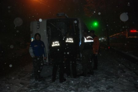 Otel görevlilerini taşıyan otobüs devrildi: 15 yaralı (1)