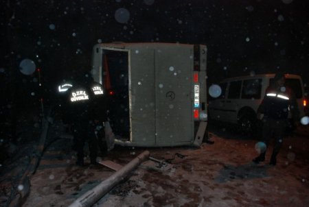 Otel görevlilerini taşıyan otobüs devrildi: 15 yaralı (1)