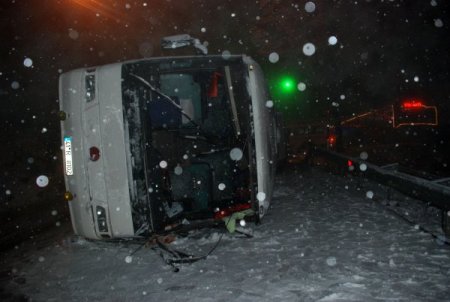 Otel görevlilerini taşıyan otobüs devrildi: 15 yaralı (1)