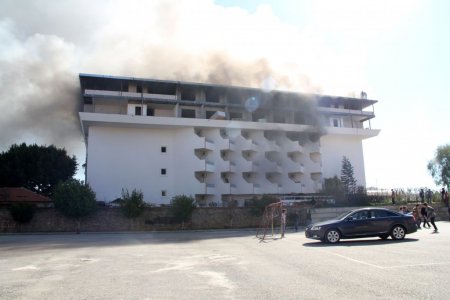 Otel yangınında 3 işçi dumandan hastanelik oldu