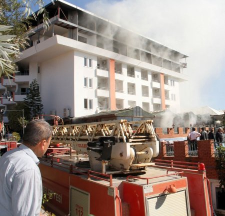 Otel yangınında 3 işçi dumandan hastanelik oldu