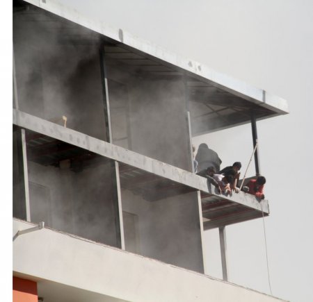 Otel yangınında 3 işçi dumandan hastanelik oldu