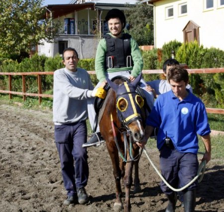 Otistik çocuklar at binerek sakinleşiyor, aileler rahat nefes alıyor