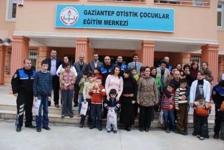 Otistik Çocuklara Anlamlı Yardım