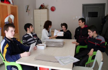 Otizimli öğrencilerin karne sevinci