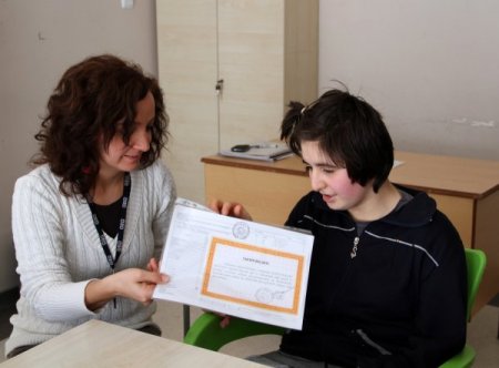 Otizimli öğrencilerin karne sevinci