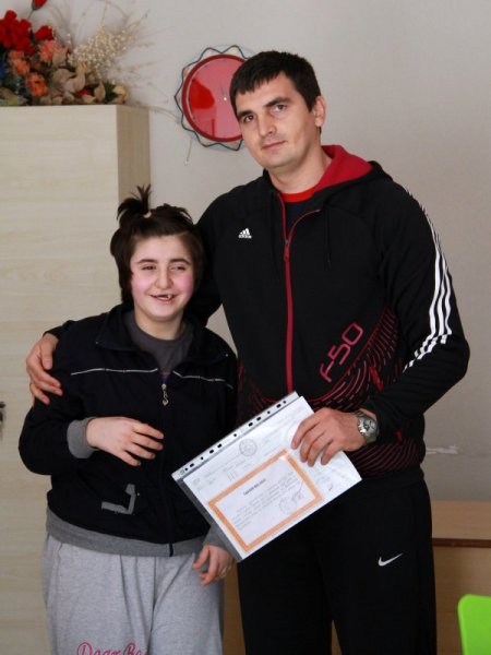 Otizimli öğrencilerin karne sevinci