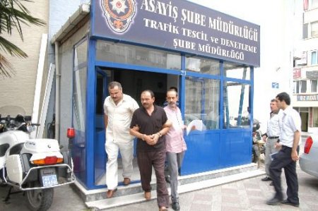 Oto Hırsızı, Kardeşinin Kimliğine Kendi Fotoğrafını Yapıştırarak Gizlenmiş