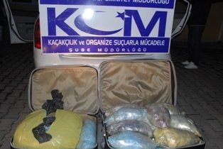 Otobanda durdurulan otomobilde 27 kilo esrar çıktı