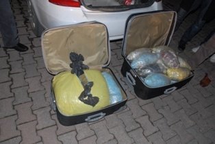 Otobanda durdurulan otomobilde 27 kilo esrar çıktı