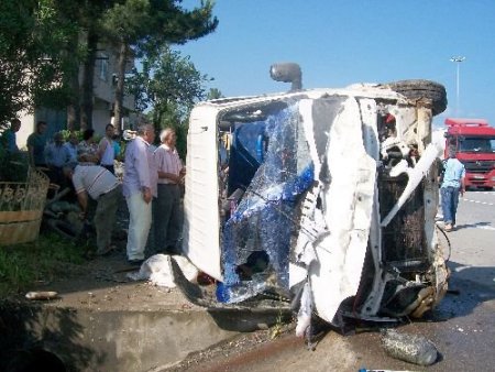 Otobanda Yolcu İndiren Kamyonete Tır Çarptı: 2 Ölü 7 Yaralı