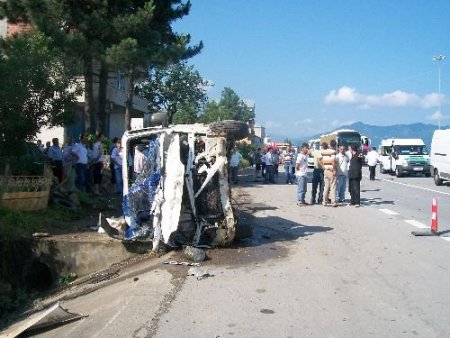 Otobanda Yolcu İndiren Kamyonete Tır Çarptı: 2 Ölü 7 Yaralı