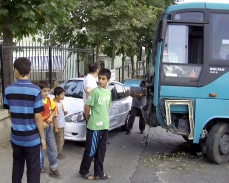 Otobüs, Doğalgaz Çalışması Yapan İşçilere Çarptı