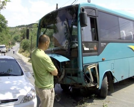 Otobüs, Doğalgaz Çalışması Yapan İşçilere Çarptı