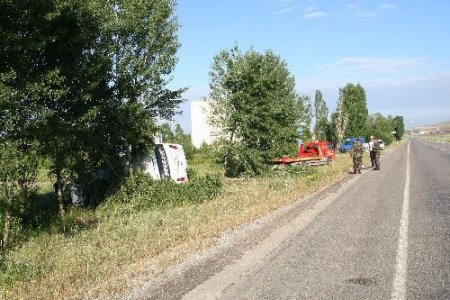 Otobüs Devrildi: 13 Yaralı