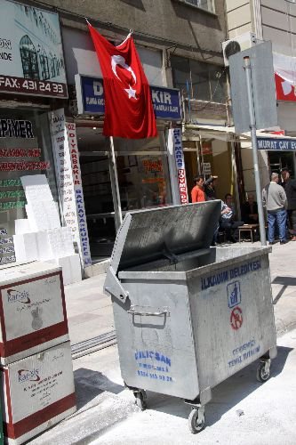 Otobüs Durağındaki Şüpheli Kasa Fünye İle Patlatıldı