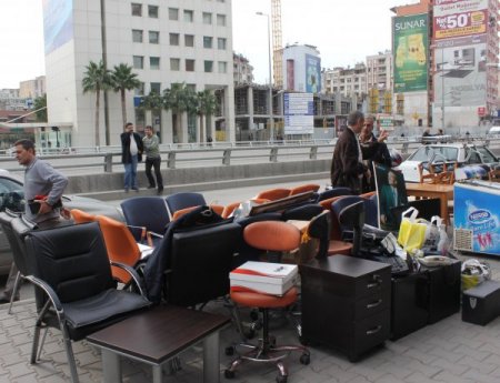 Otobüs firmalarının kullandığı ruhsatsız yazıhaneler yıkılıyor