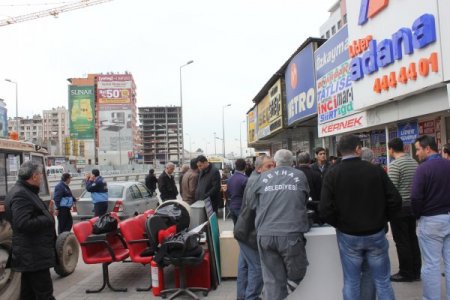 Otobüs firmalarının kullandığı ruhsatsız yazıhaneler yıkılıyor