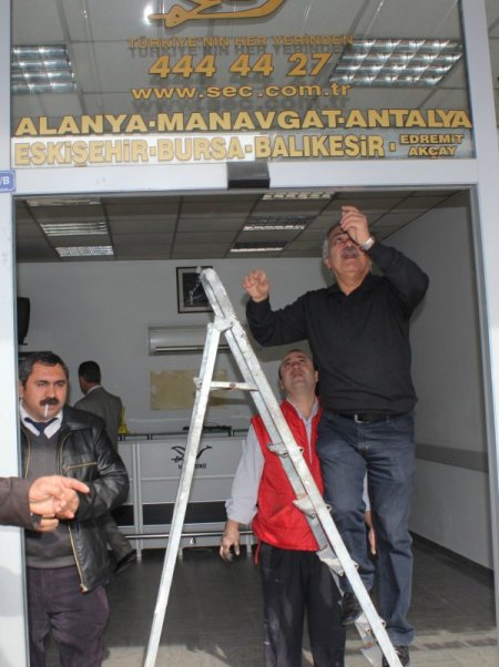 Otobüs firmalarının kullandığı ruhsatsız yazıhaneler yıkılıyor