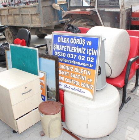 Otobüs firmalarının kullandığı ruhsatsız yazıhaneler yıkılıyor