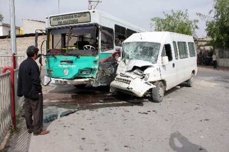 Otobüs ile minibüsün çarpışma anı kameralara yansıdı: 10 yaralı