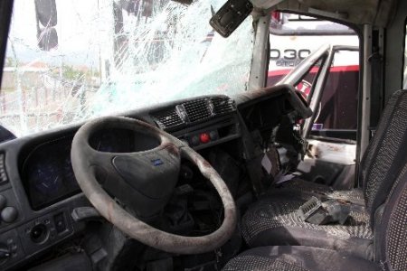 Otobüs ile minibüsün çarpışma anı kameralara yansıdı: 10 yaralı