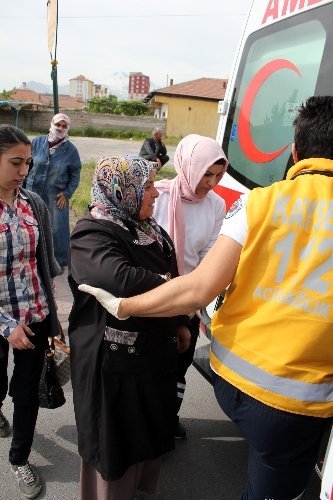 Otobüs ile minibüsün çarpışma anı kameralara yansıdı: 10 yaralı