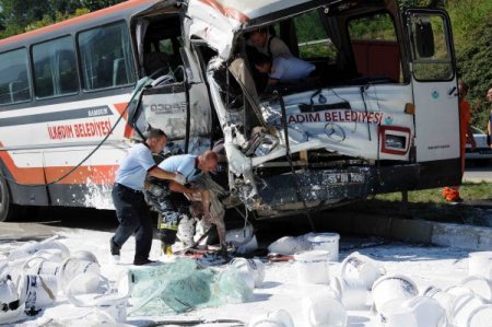 Otobüs TIR'a arkadan çarptı: 1 ölü, 6 yaralı