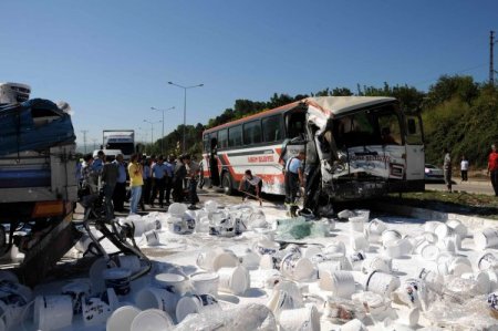 Otobüs TIR'a arkadan çarptı: 1 ölü, 6 yaralı