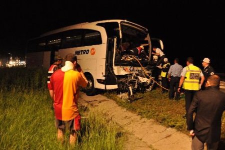 Otobüs Tır'a Arkadan Çarptı: 2'si Ağır 23 Yaralı