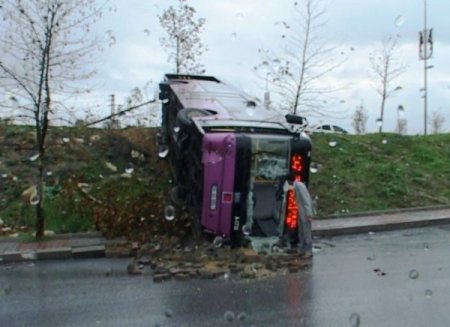 Otobüs yoldan çıktı: 6 yaralı
