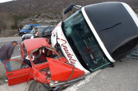 Otobüse Çarpan Otomobildeki İki Kişi Yaralandı