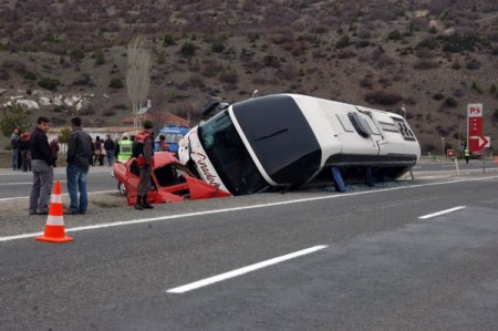 Otobüse Çarpan Otomobildeki İki Kişi Yaralandı