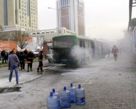 Otobüsteki yangını damacanayla söndürdüler