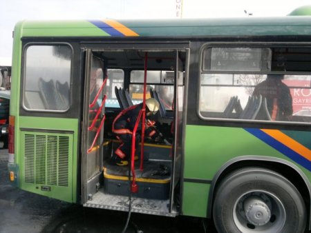 Otobüsteki yangını damacanayla söndürdüler