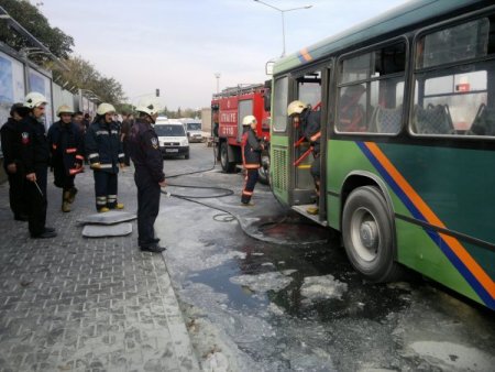 Otobüsteki yangını damacanayla söndürdüler