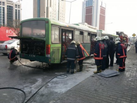 Otobüsteki yangını damacanayla söndürdüler