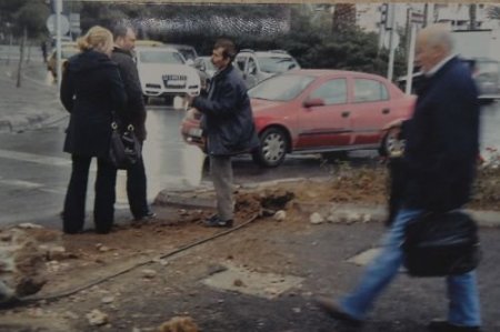 Otobüsün Çarptığı Trafik Lambası Yaya Vatandaşın Üzerine Düştü