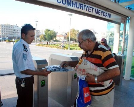 Otogarda İftar Yemeği, Raylı Sistem Duraklarında Su Ve Hurma İkramı Yapılıyor