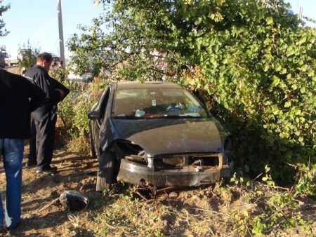 Otomobil, Aksaray-Ankara yolunda şarampole yuvarlandı, iki kişi yaralandı