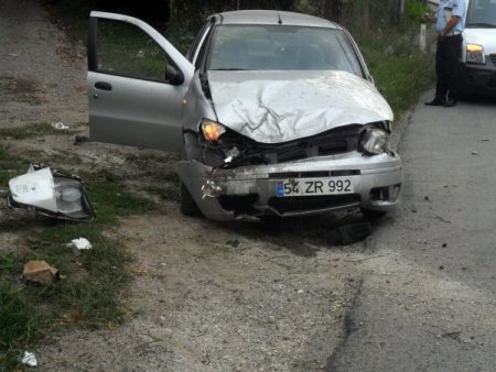 Otomobil, aydınlatma direğine çarptı: 3 yaralı