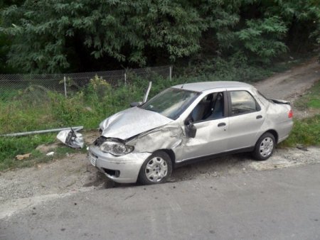 Otomobil, aydınlatma direğine çarptı: 3 yaralı