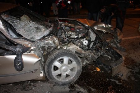 Otomobil, halk otobüsüne arkadan çarptı: 4 yaralı